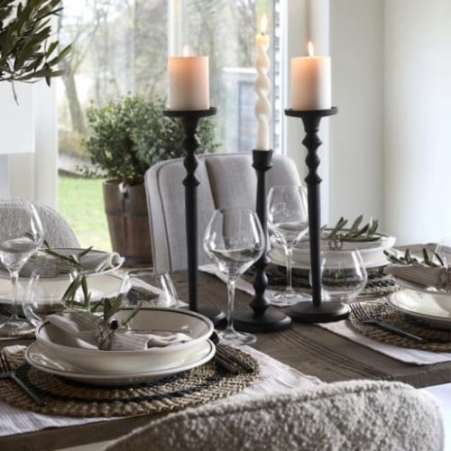 Czarny wysoki świecznik