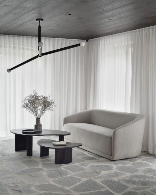 JASPERS EYERS LEADLIFE Stolik kawowy dębowy Boomerang 126cm Ethnicraft 35007Stolik kawowy dębowy Boomerang 126cm Ethnicraft 35007