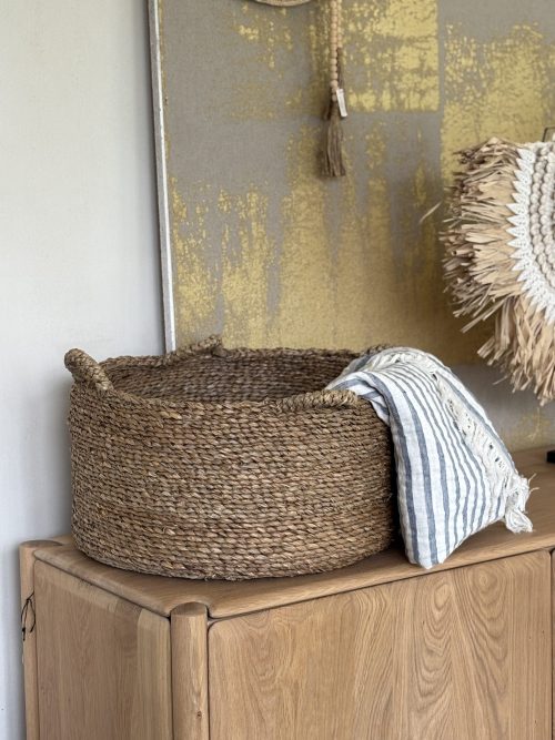 Kosz z trawy morskiej z czterema uchwytami