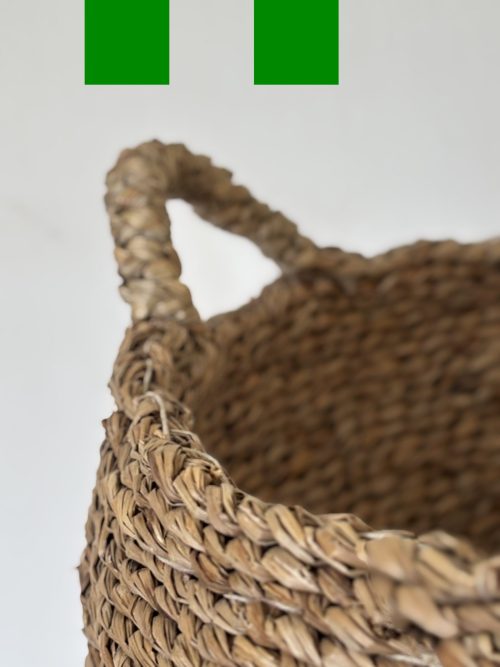 Kosz z trawy morskiej z czterema uchwytami