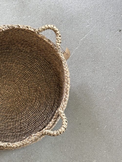 Kosz z trawy morskiej z czterema uchwytami