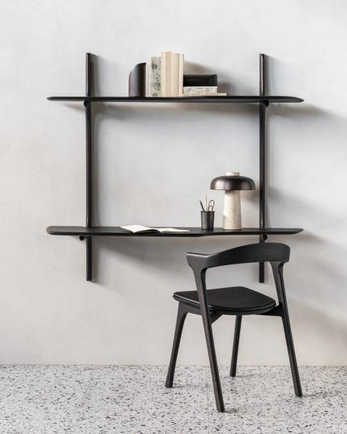 35062_PI wall mounted desk - varnished mahogany - dark brown_51492_Bok_dining_chair_oak_black_29780_PI_book ends_WEB Biurko ścienne PI Ethnicraft